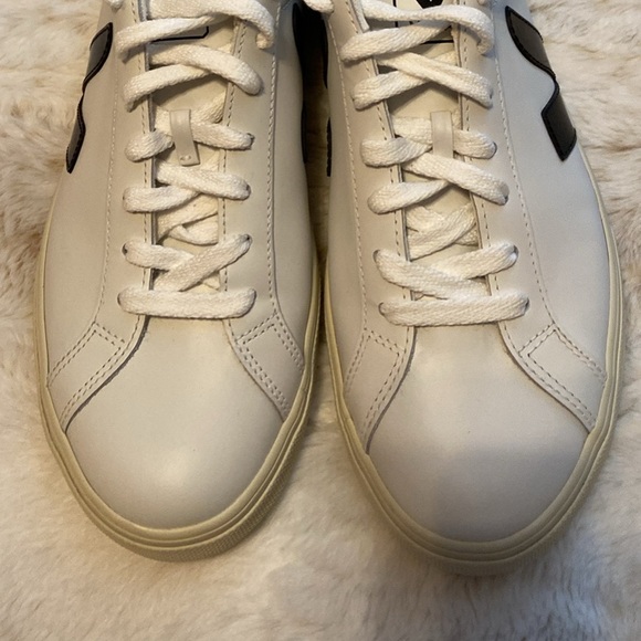 Veja Women’s White Sneakers with Black Accents LIKE NEW CONDITION!! - Picture 5 of 8